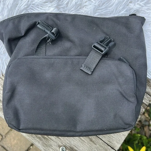 lululemon athletica Dark Gray Early Embark Kit
5L - Picture 7 of 14